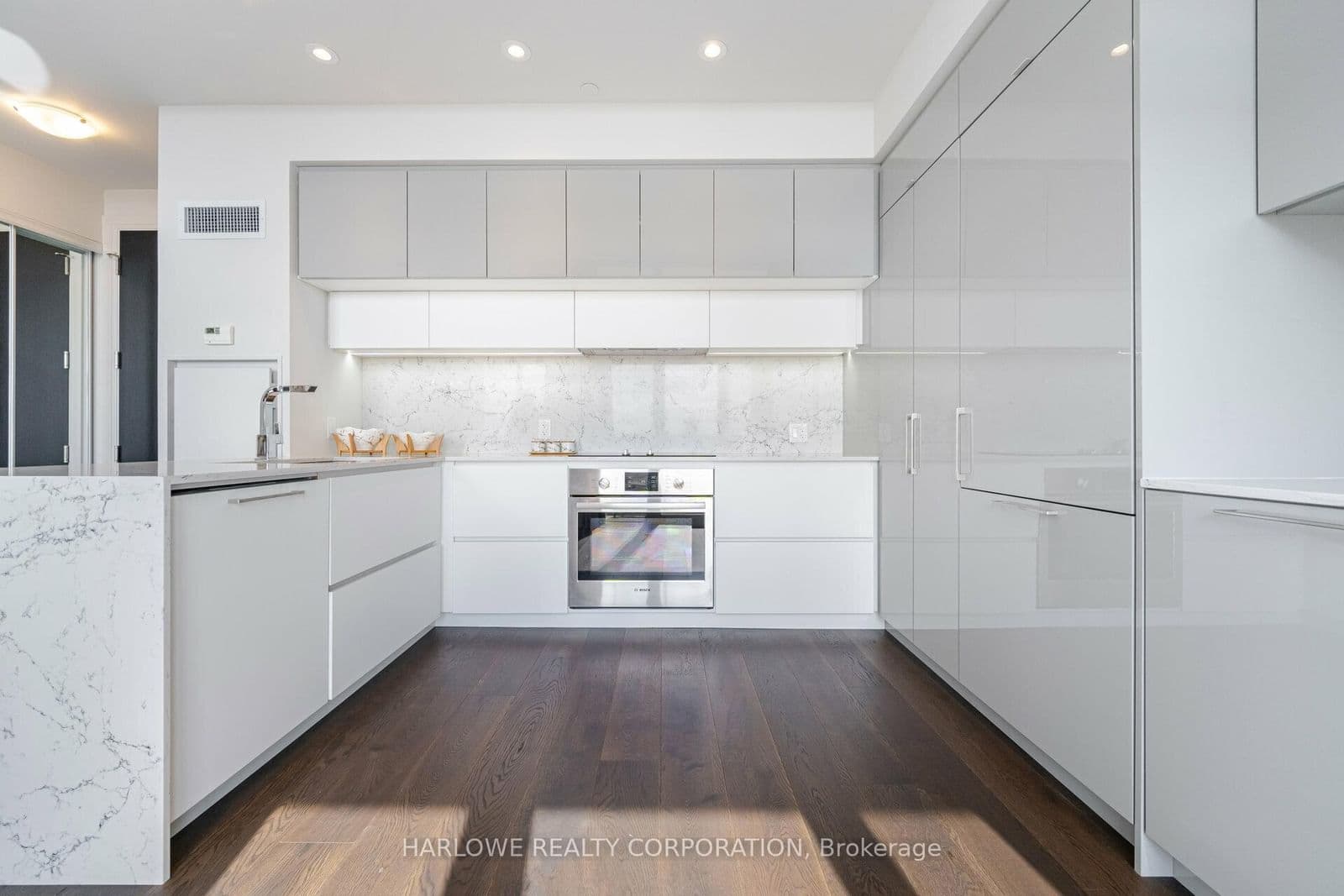 151 Avenue Road, Unit 902