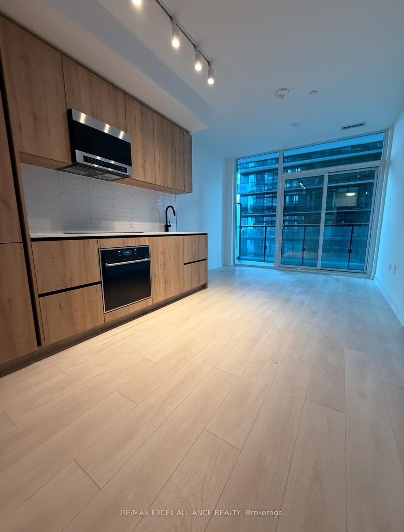 117 Broadway Avenue, Unit 1913