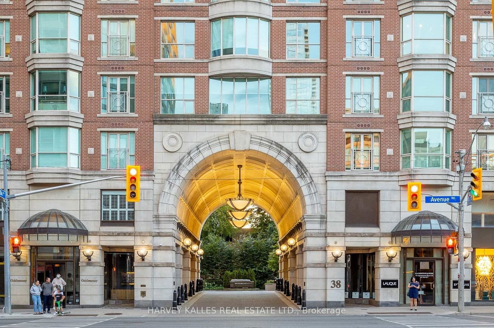 38 Avenue Road, Unit 111