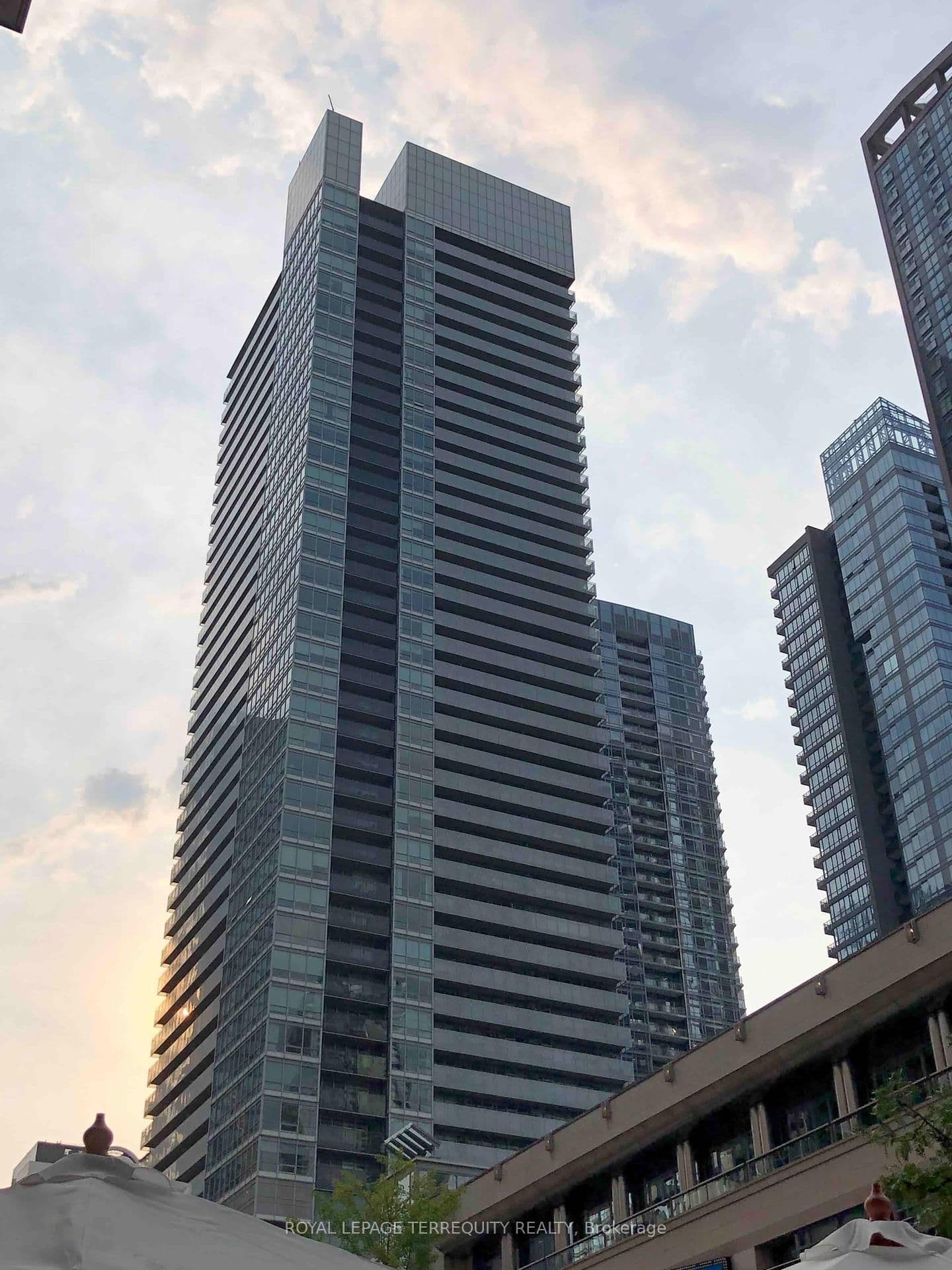 99 John Street, Unit 3701