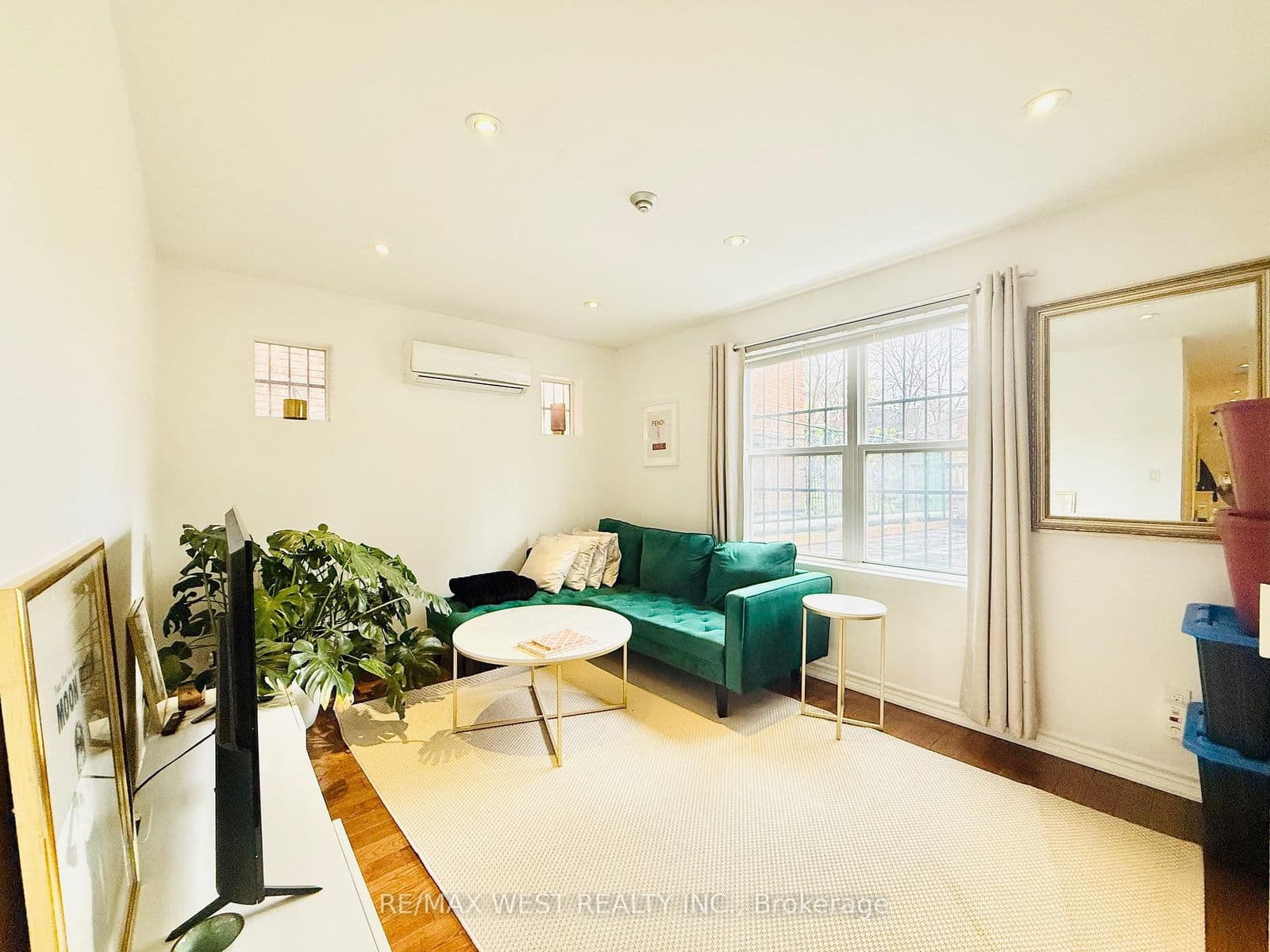 132 Avenue Road, Unit Apt B