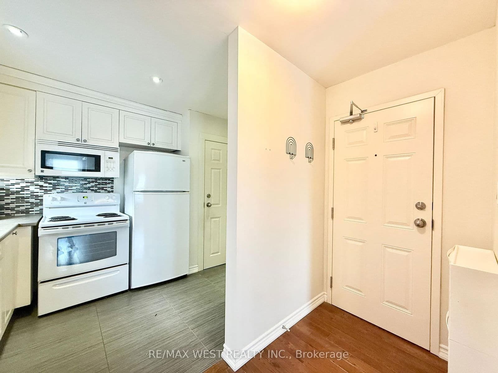 132 Avenue Road, Unit Apt C