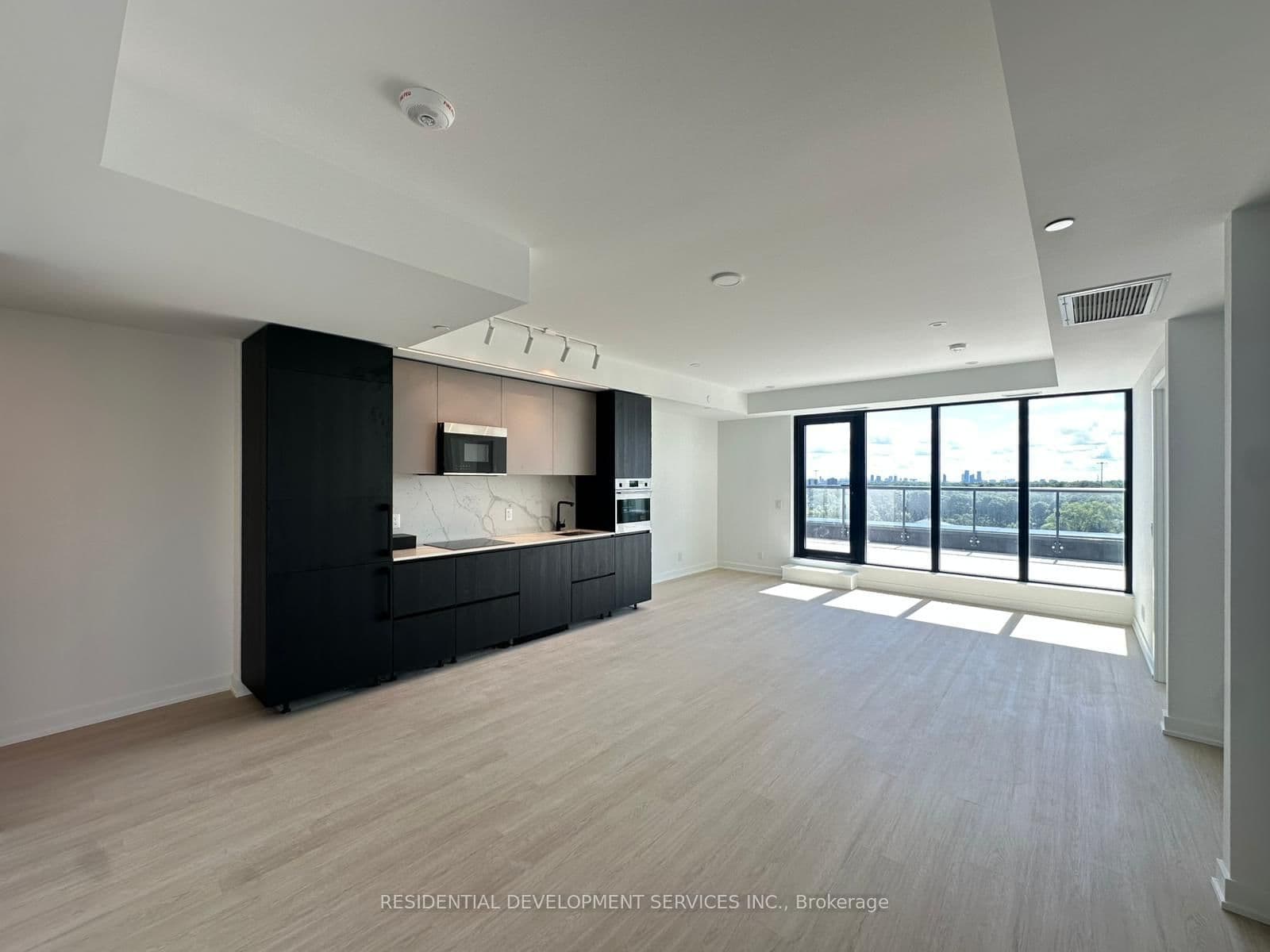 699 Sheppard Avenue E, Unit 905