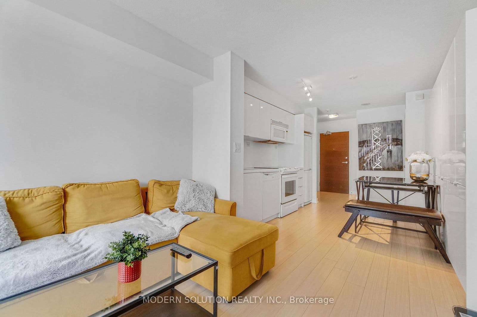 #925 - 10 Capreol Court