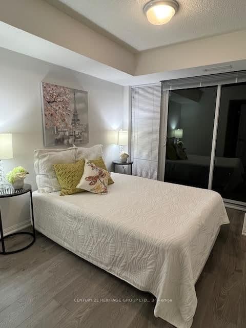 #1015 - 400 Adelaide Street E