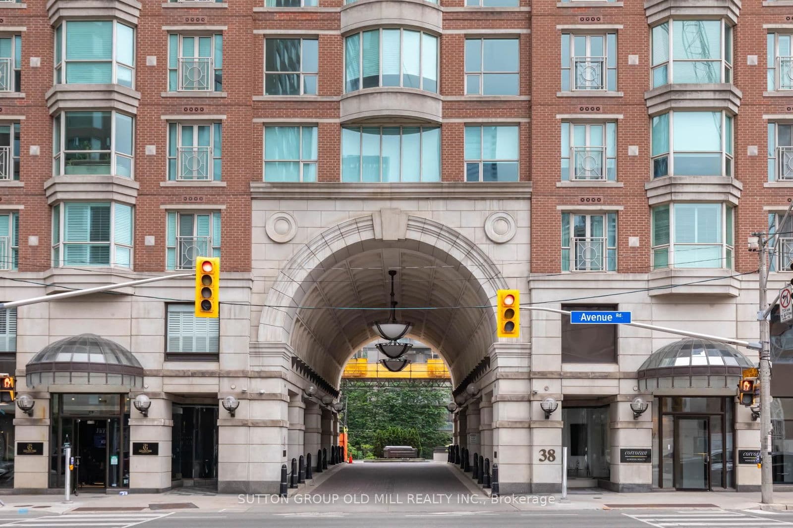 #700 - 38 Avenue Road