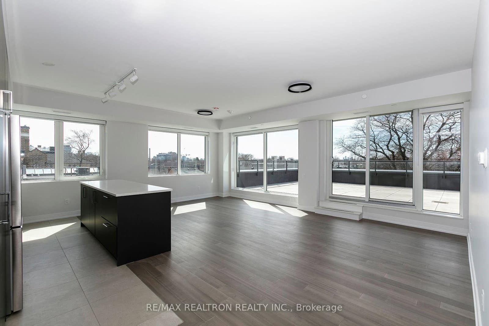 #403 - 664 Spadina Avenue