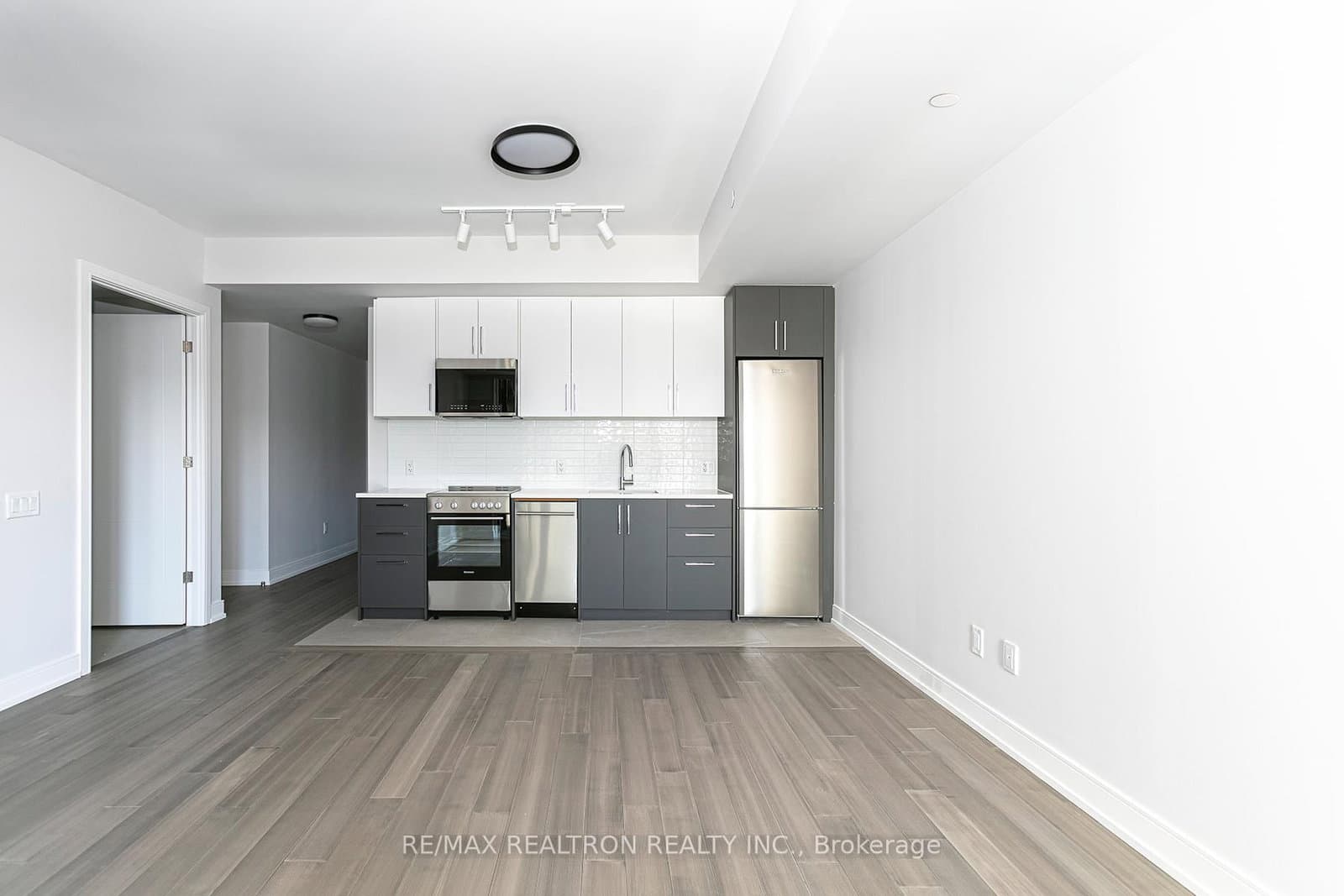 #202 - 664 Spadina Avenue