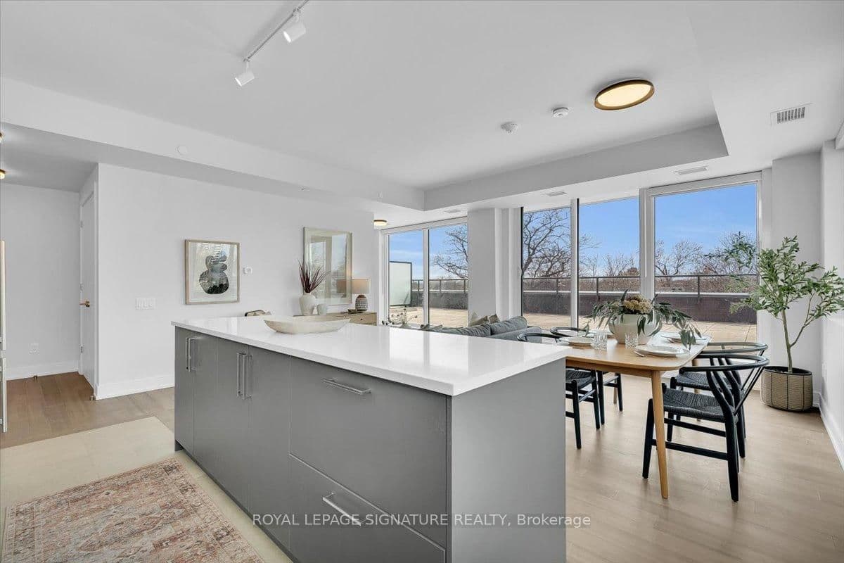 #602 - 664 Spadina Avenue