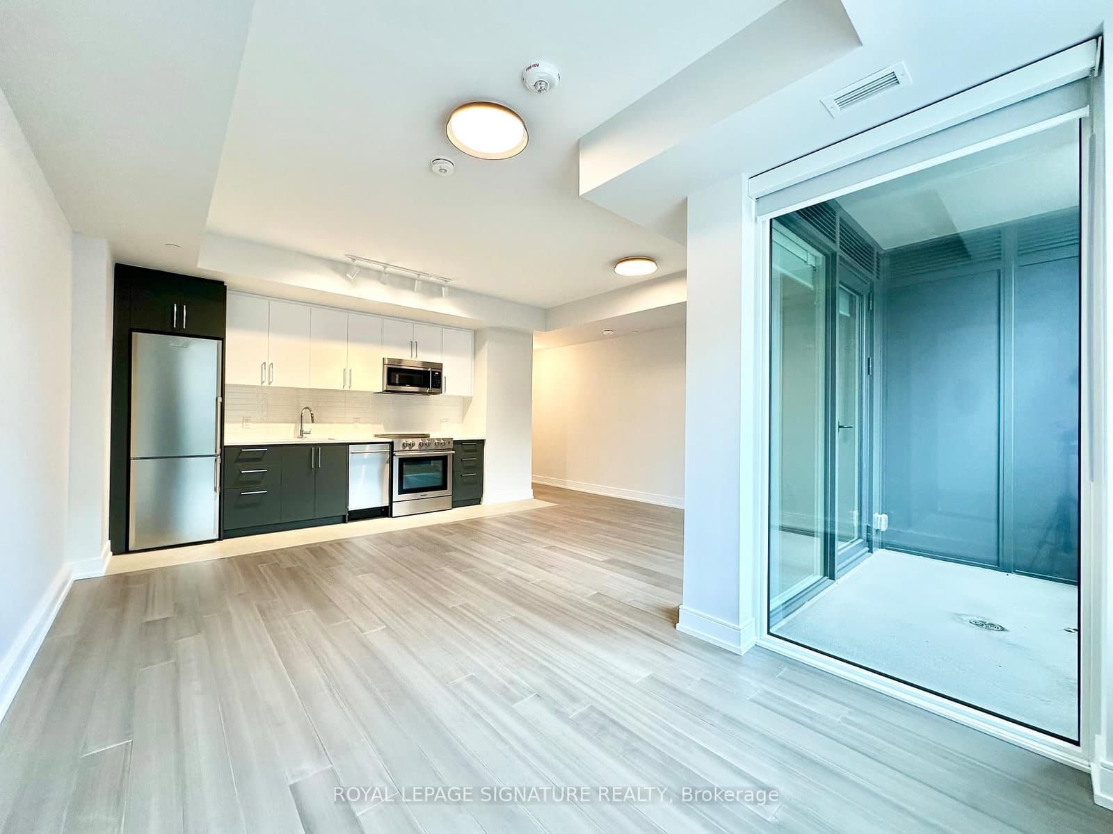 #213 - 664 Spadina Avenue