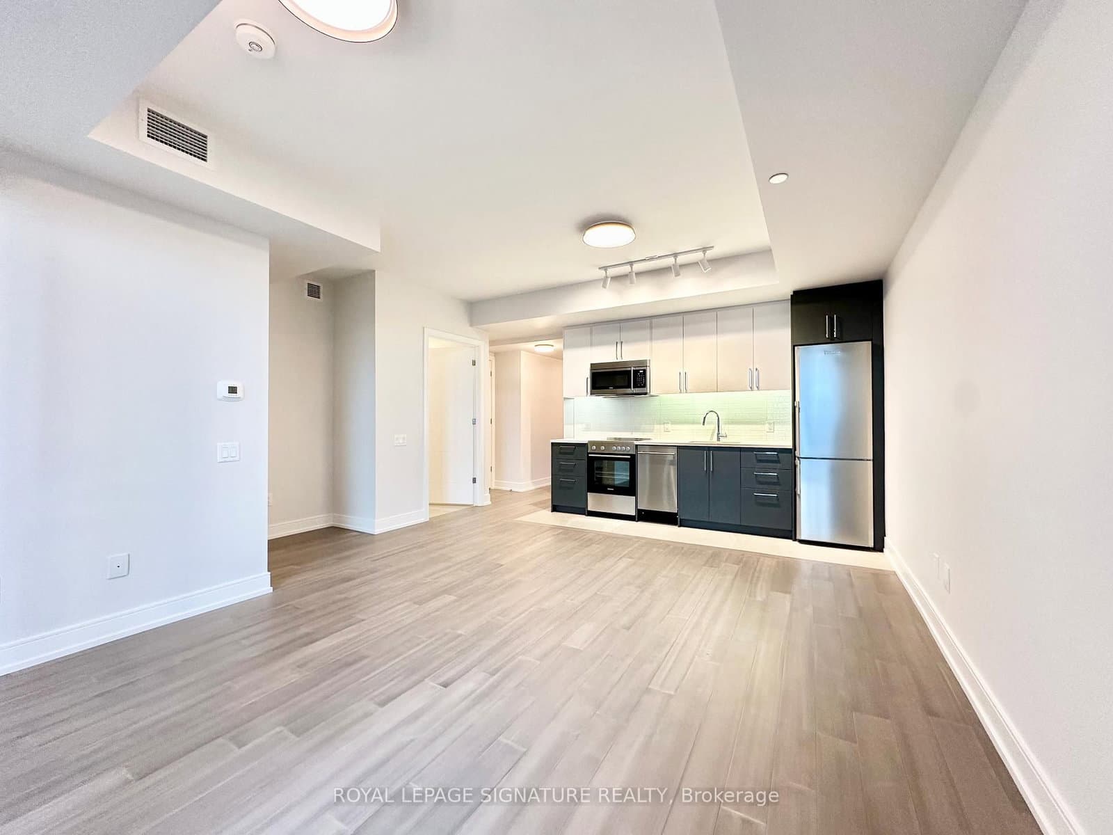 #810 - 664 Spadina Avenue