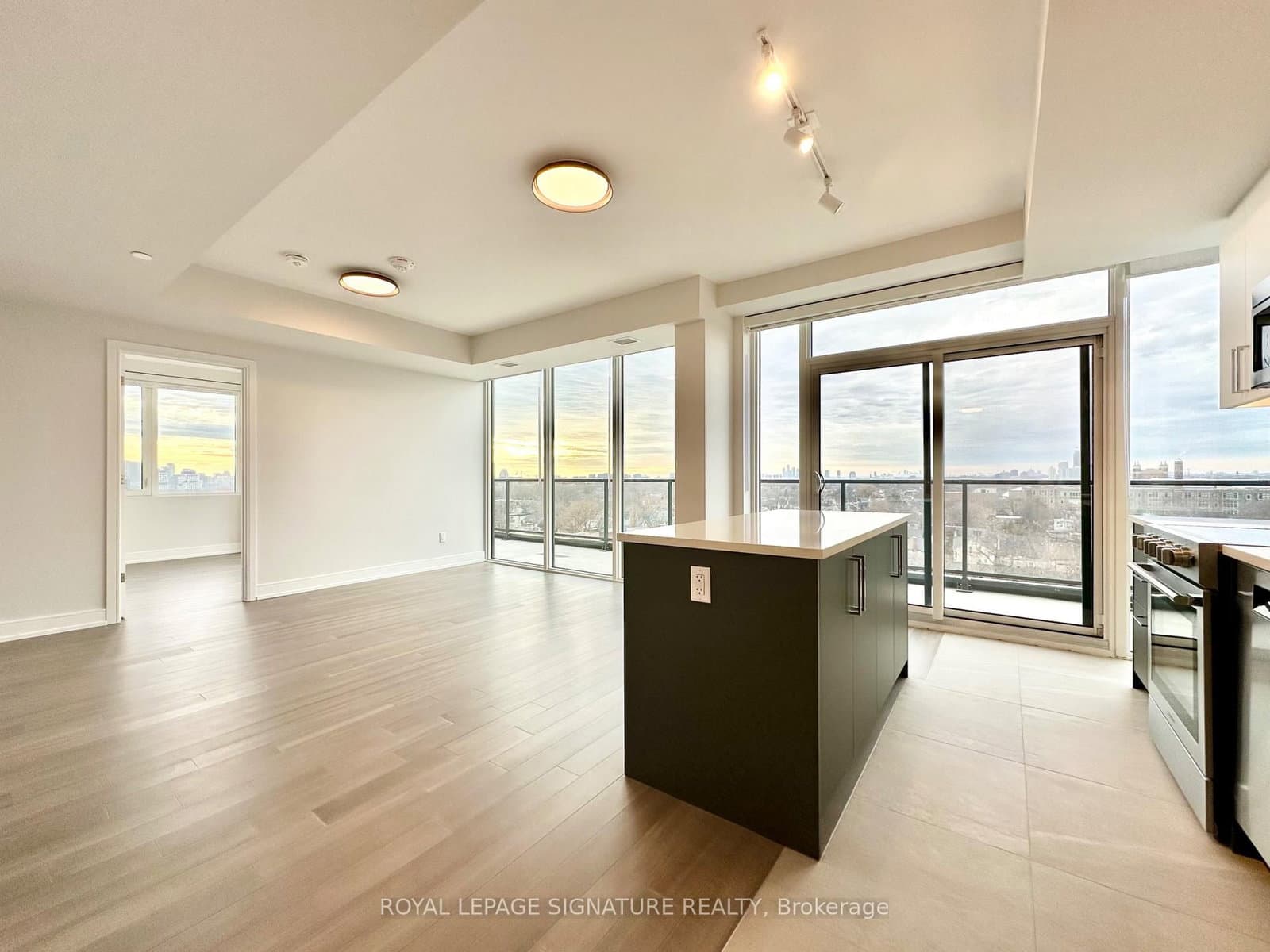 #901 - 664 Spadina Avenue