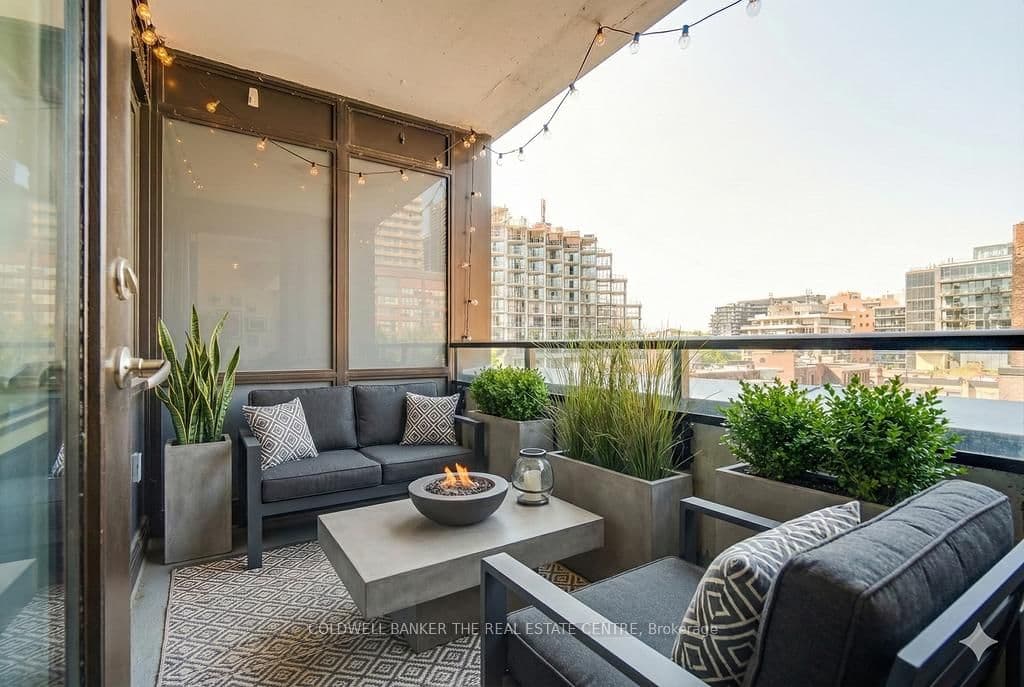 #802 - 400 Wellington Street W