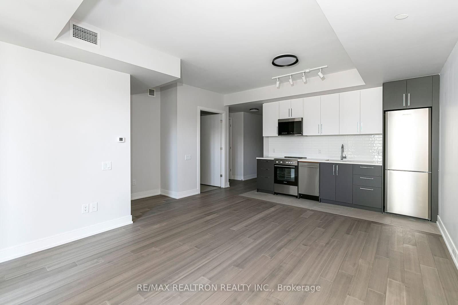 #316 - 664 Spadina Avenue
