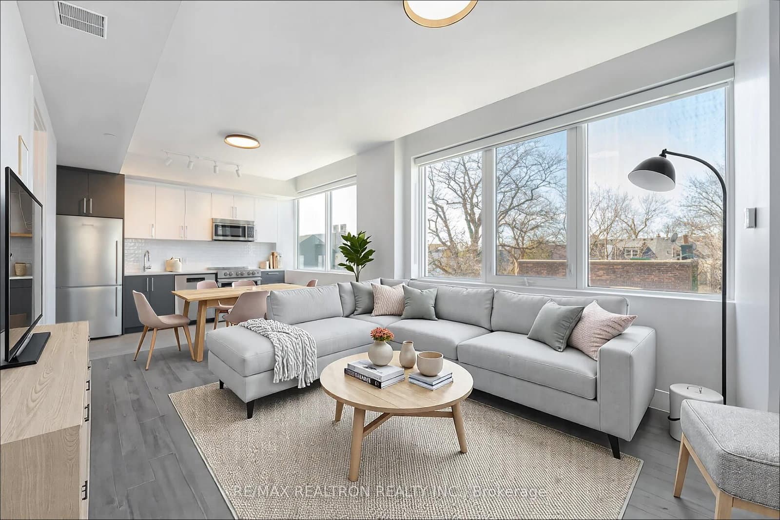 #204 - 664 Spadina Avenue