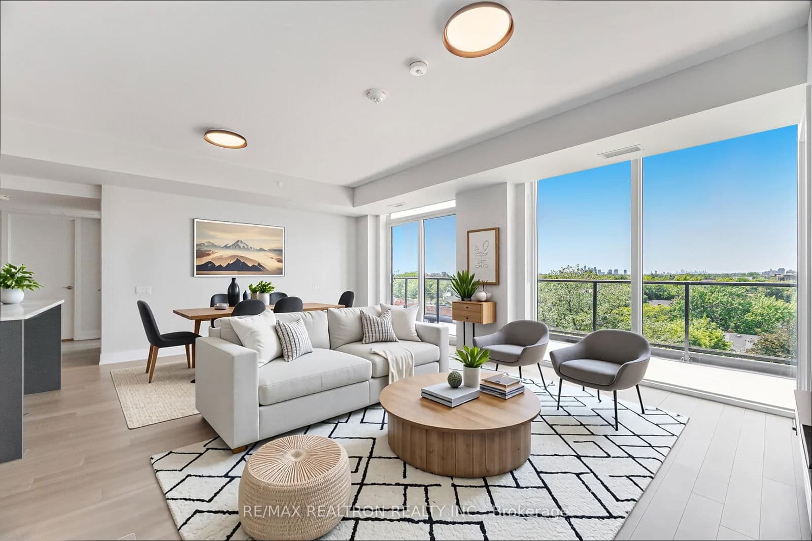 #702 - 664 Spadina Avenue