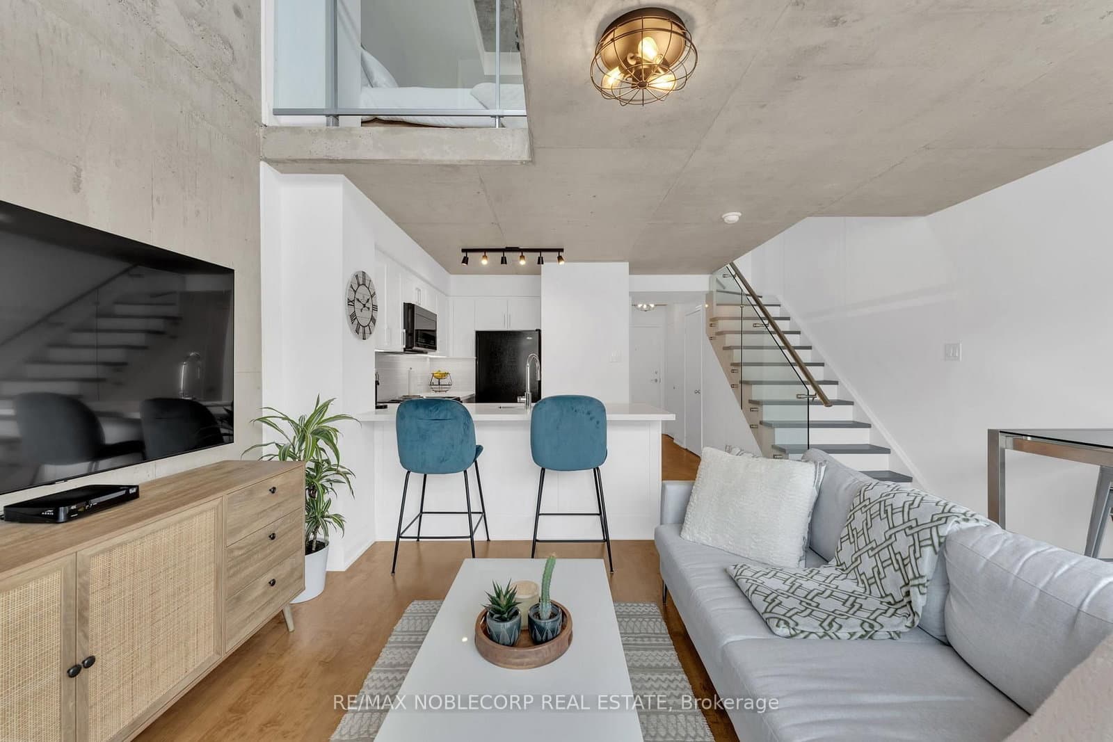 #323 - 954 King Street W