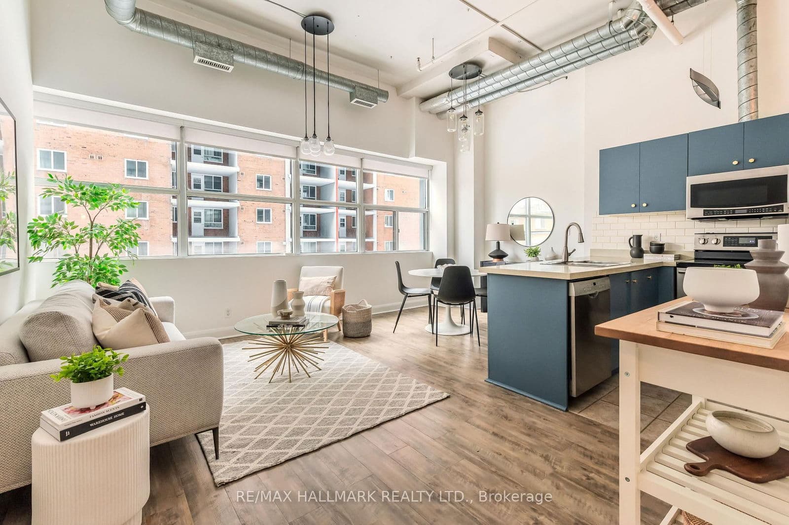 700 King Street W, Unit 202