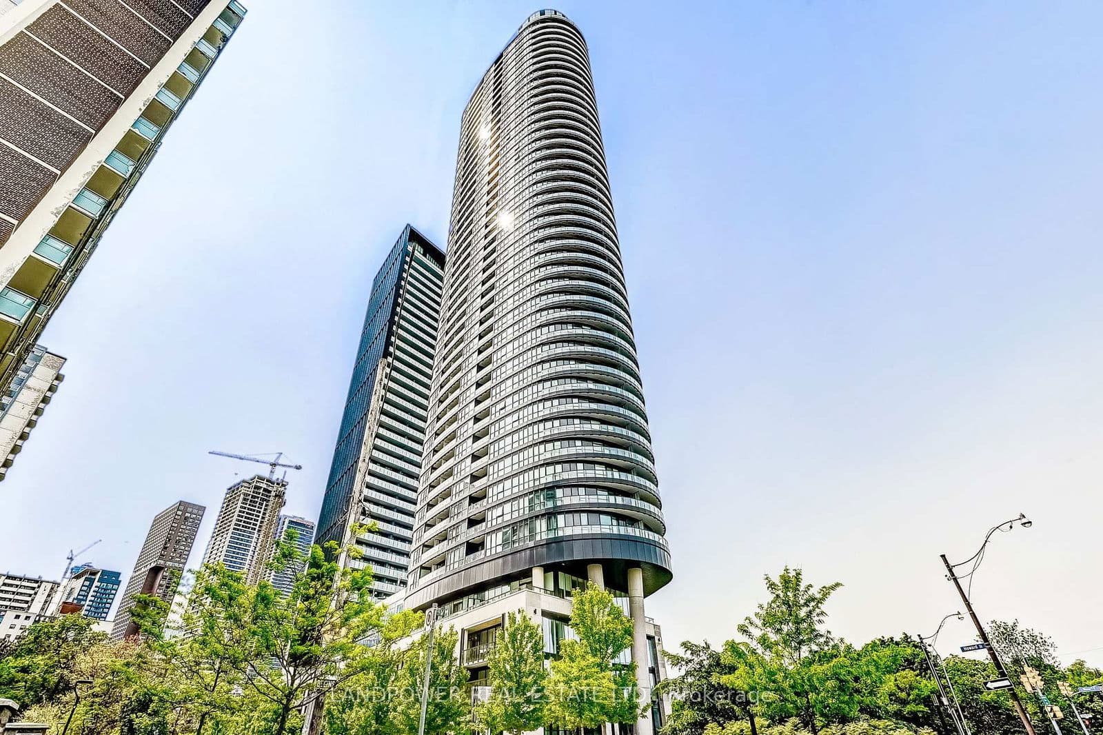 #415 - 585 Bloor Street E