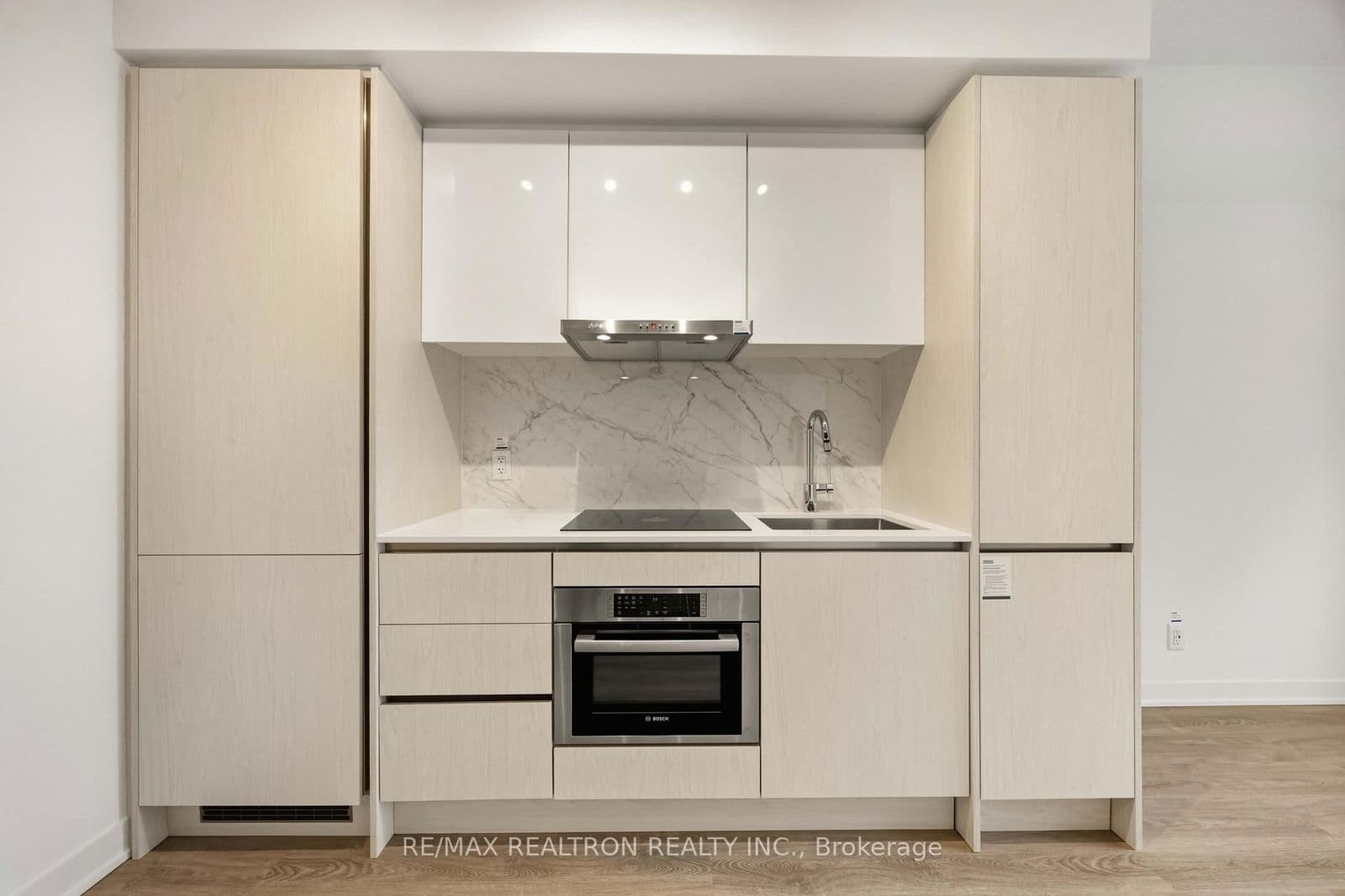 #905 - 180 Front Street E