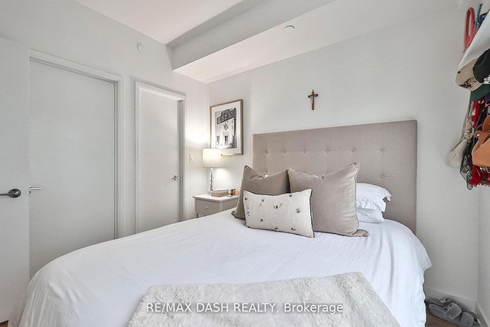 #1215E - 576 Front Street W