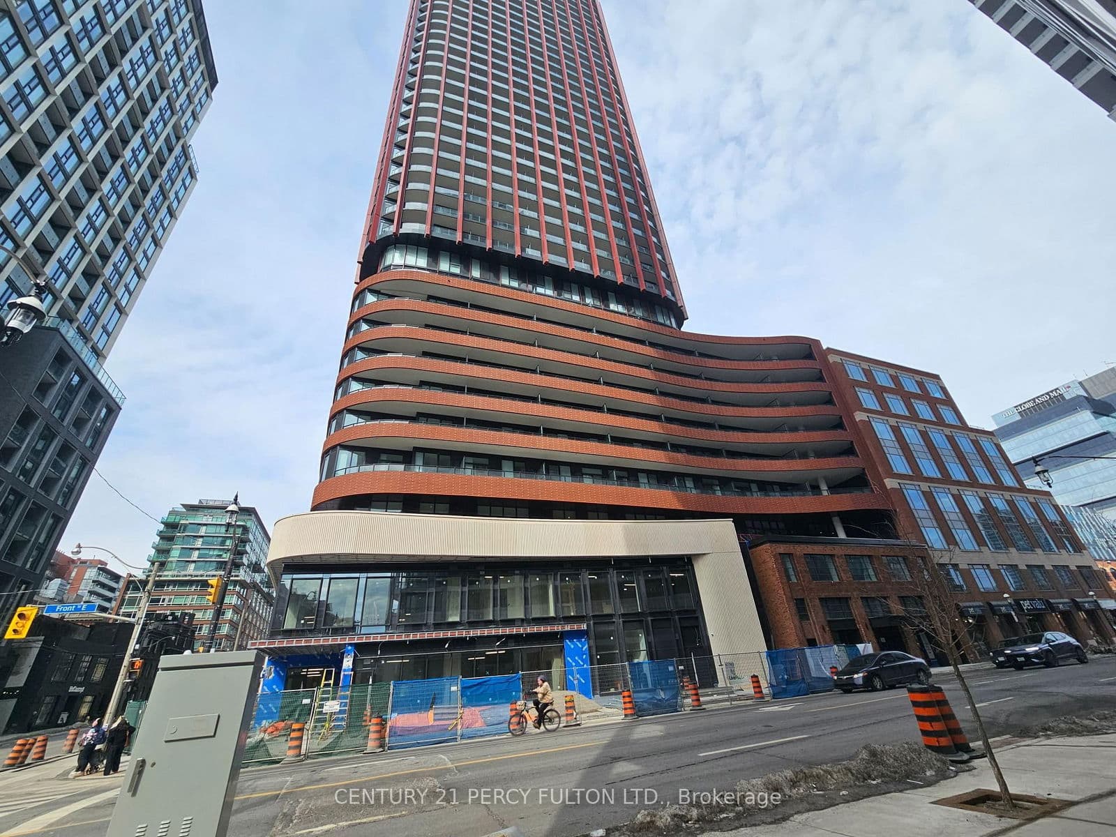 #906 - 180 Front Street E