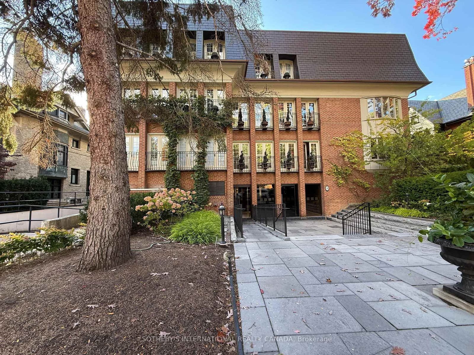 #202 - 8 Hawthorn Avenue