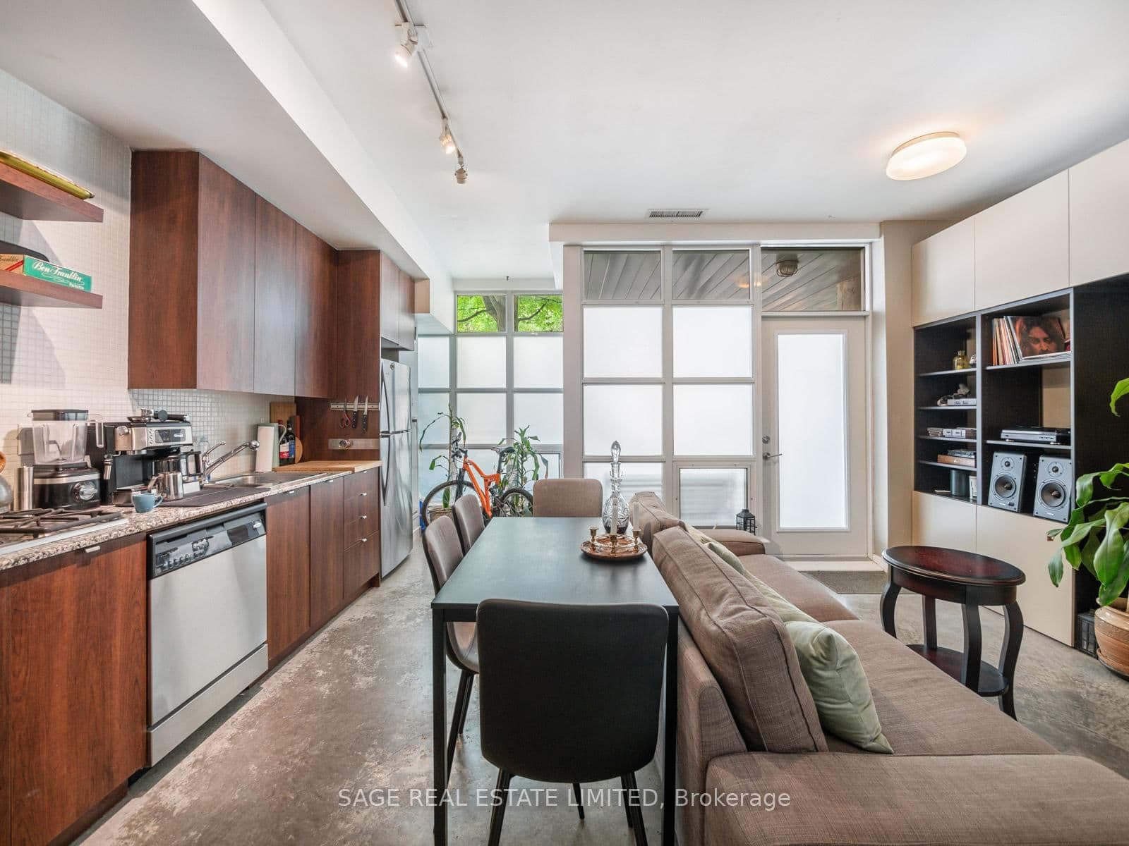 #101 - 19 Brant Street W