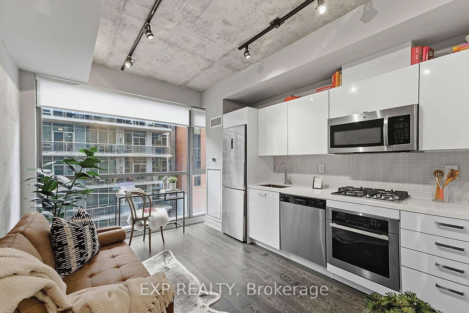 #416 - 39 Brant Street
