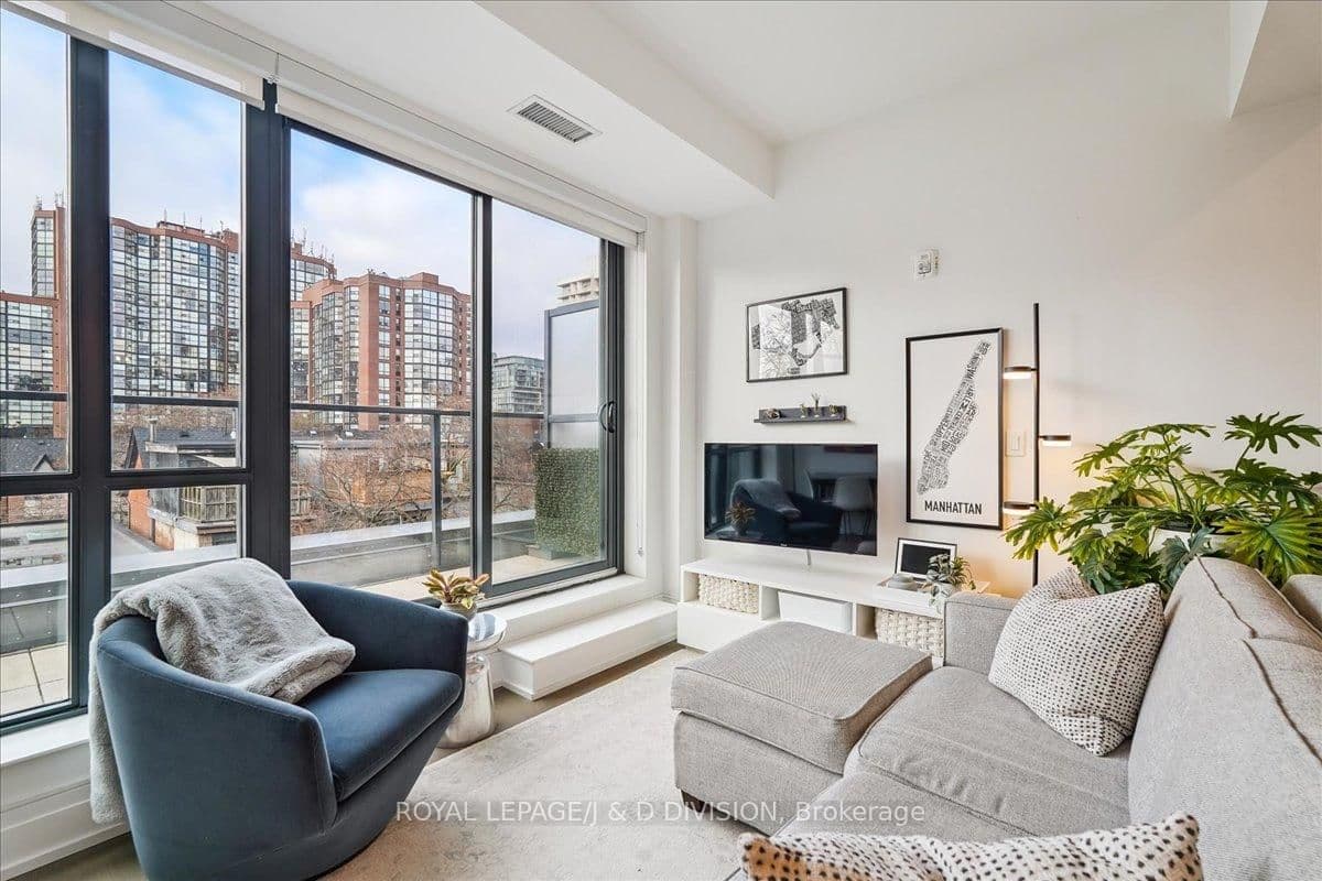 #405 - 90 Niagara Street