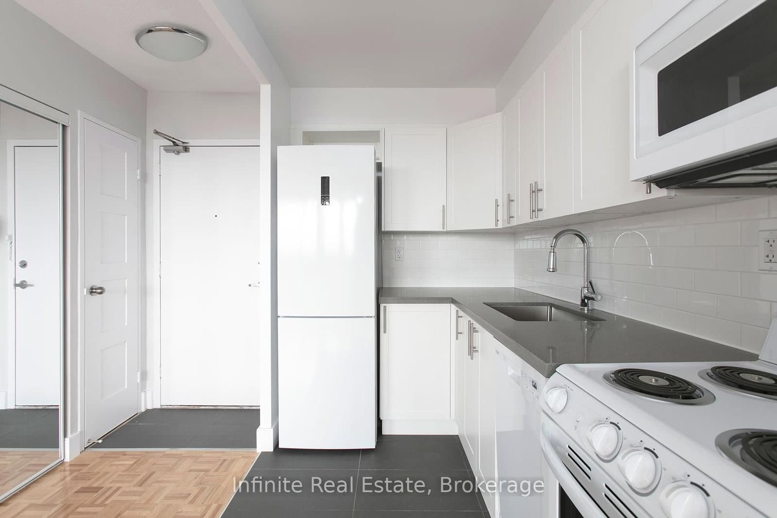 #806 - 666 Spadina Avenue