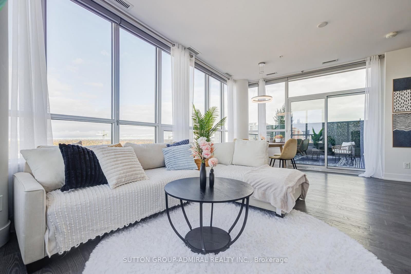 #912 - 7 Kenaston Gardens