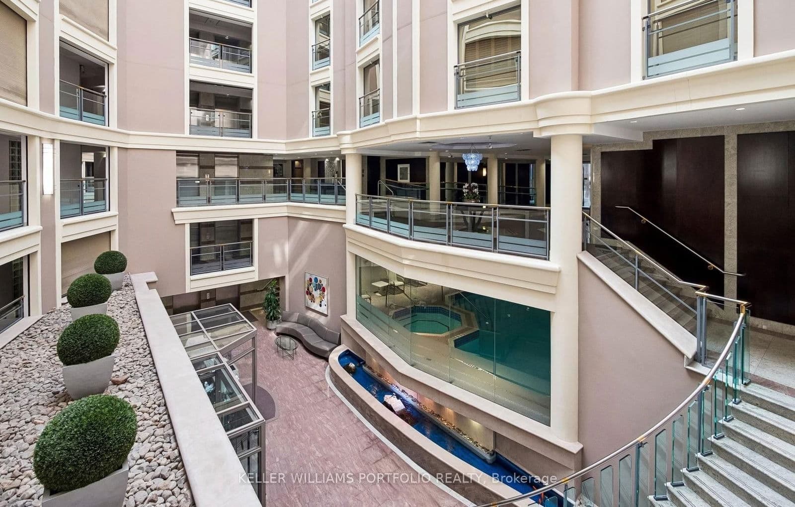 #702 - 2727 Yonge Street