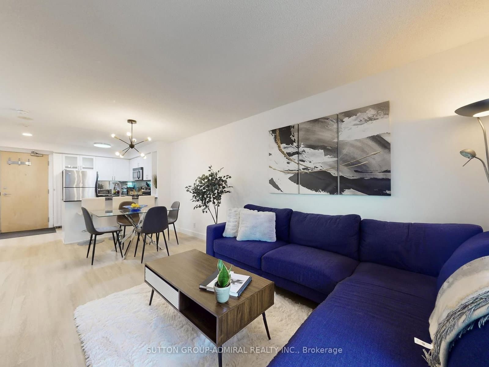 #1005 - 212 Eglinton Avenue E