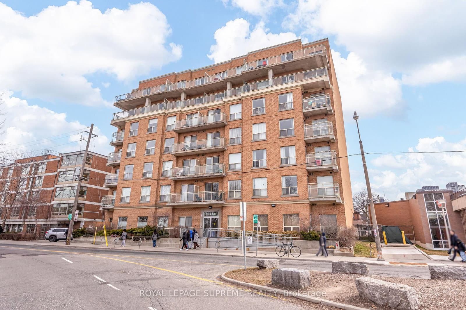 #407 - 11 Christie Street