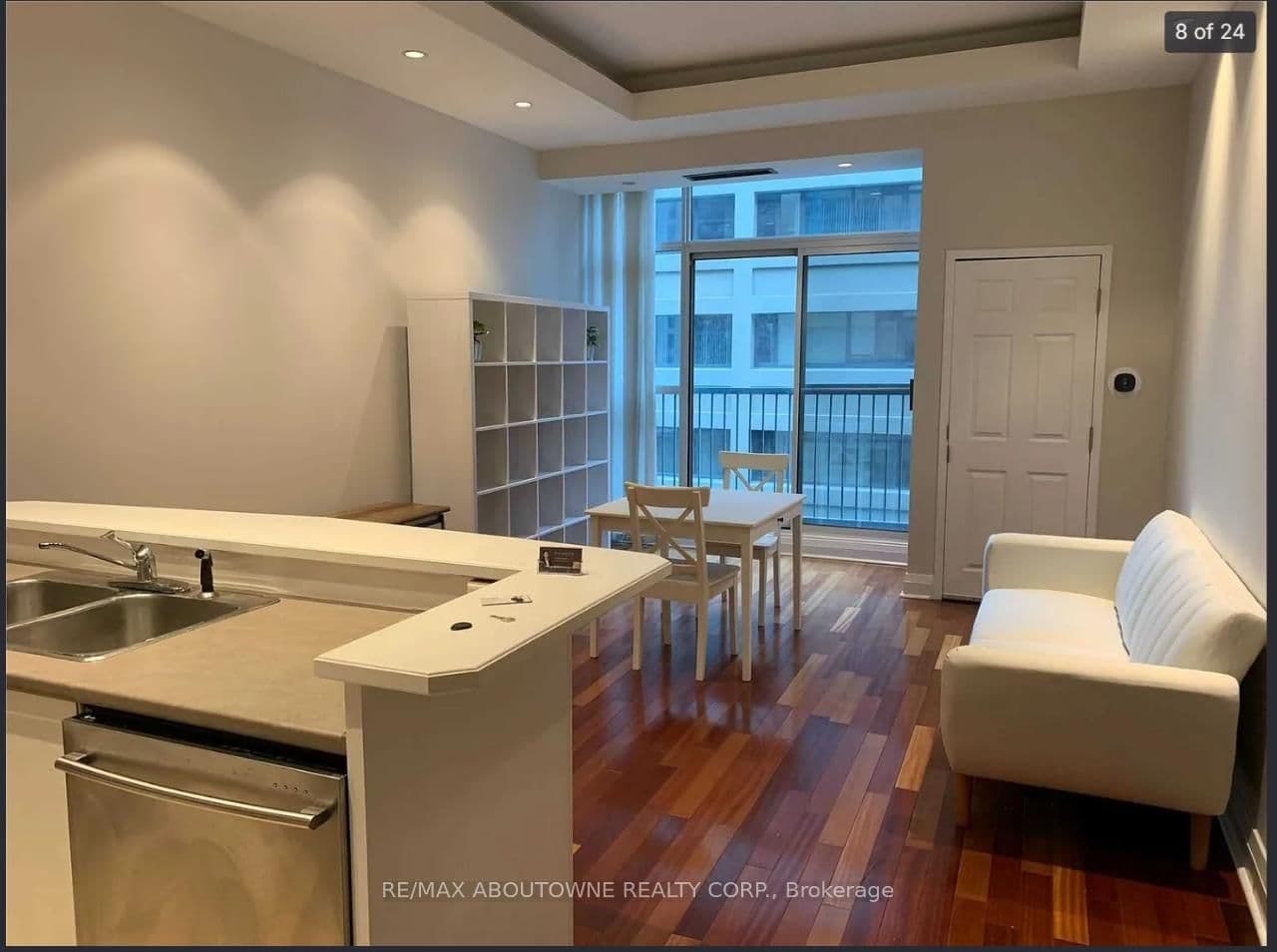 #606 - 8 Wellesley Street E