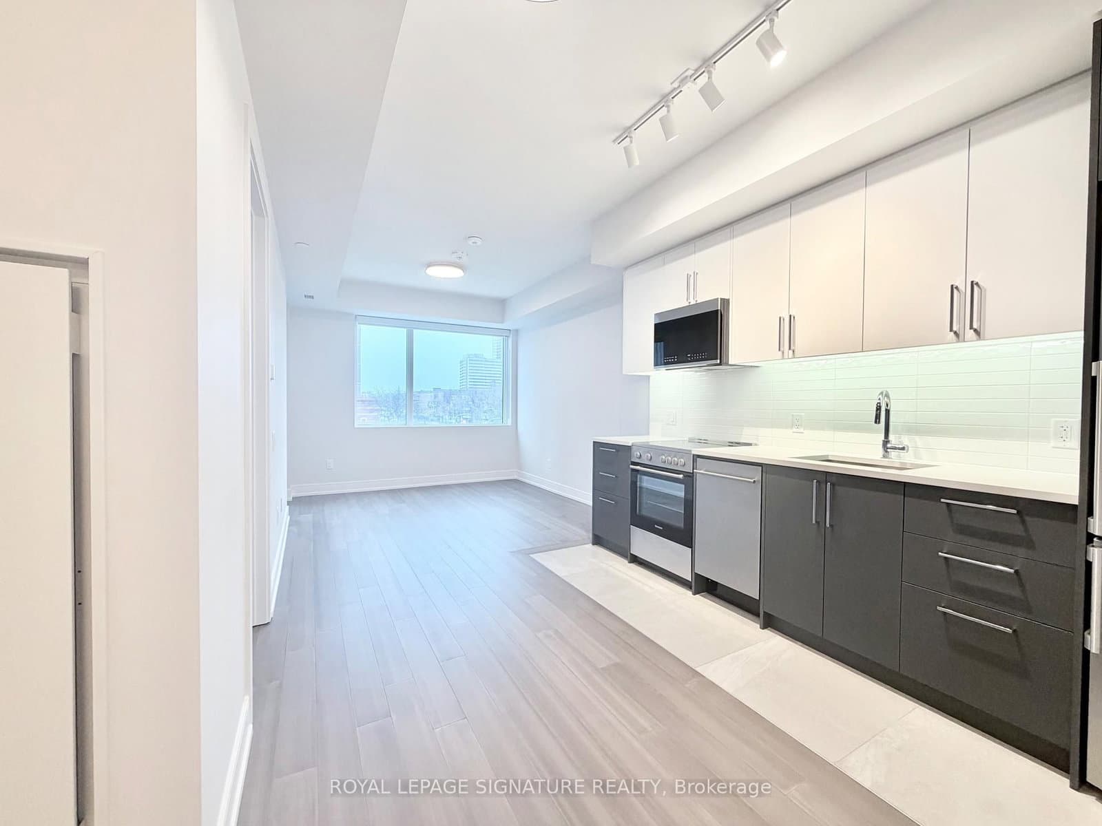 #406 - 664 Spadina Avenue
