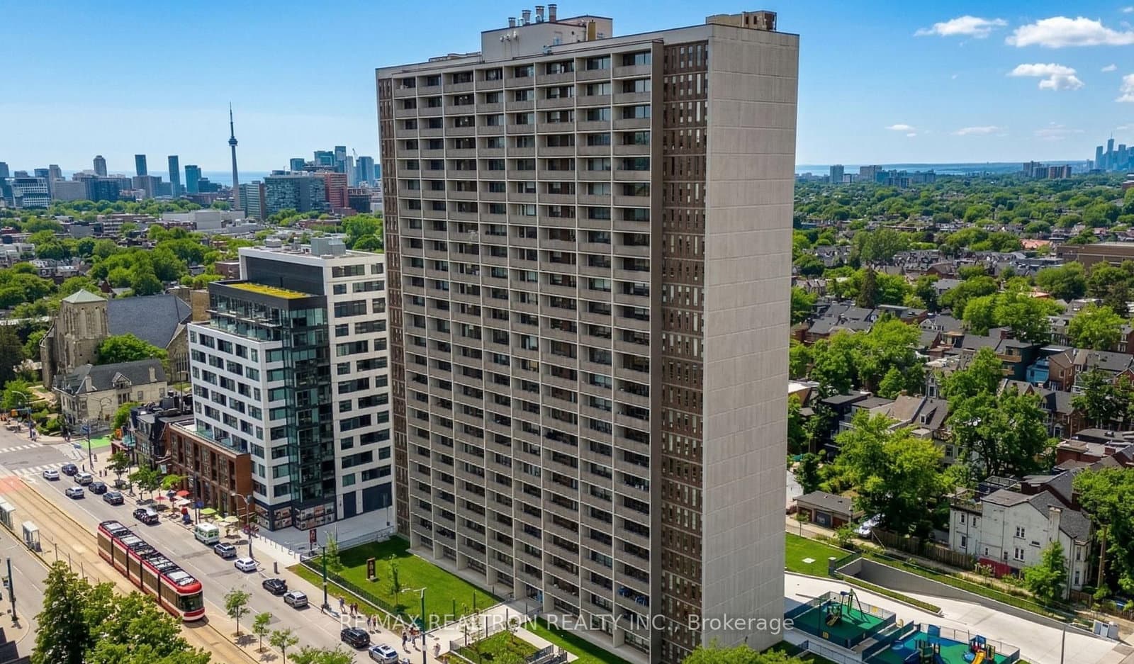 #504 - 666 Spadina Avenue