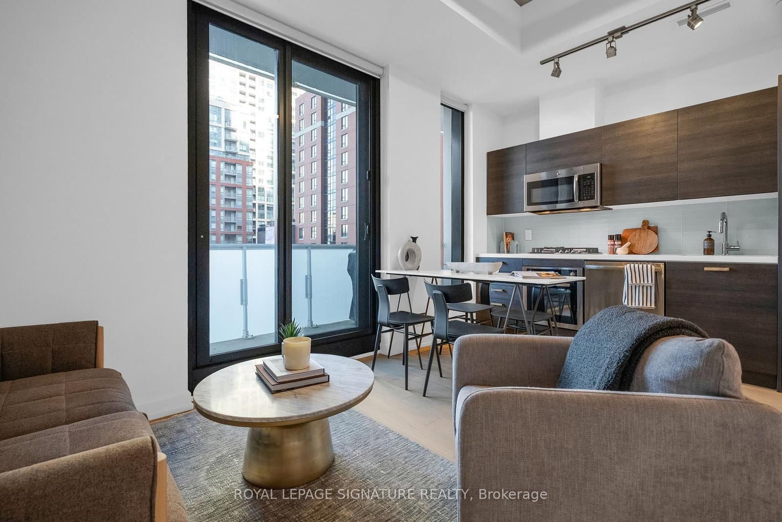 #606 - 11 Charlotte Street