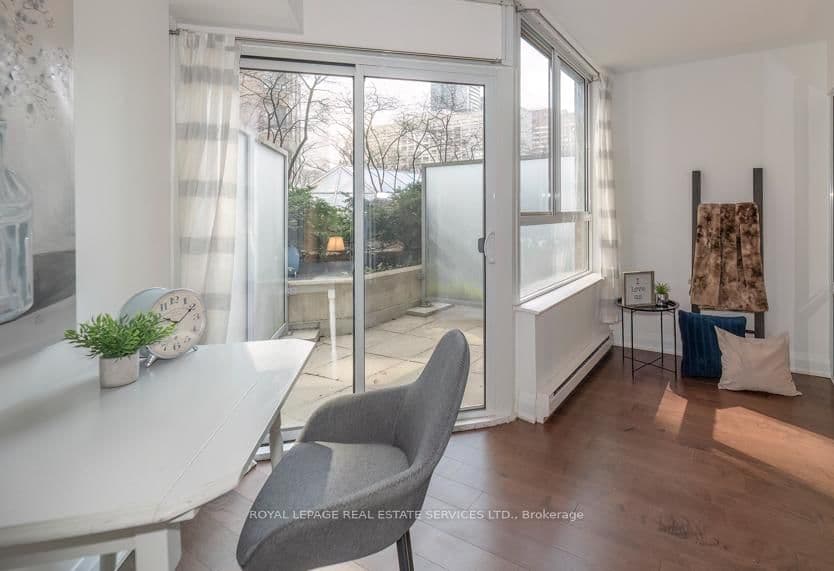 #320 - 711 Bay Street