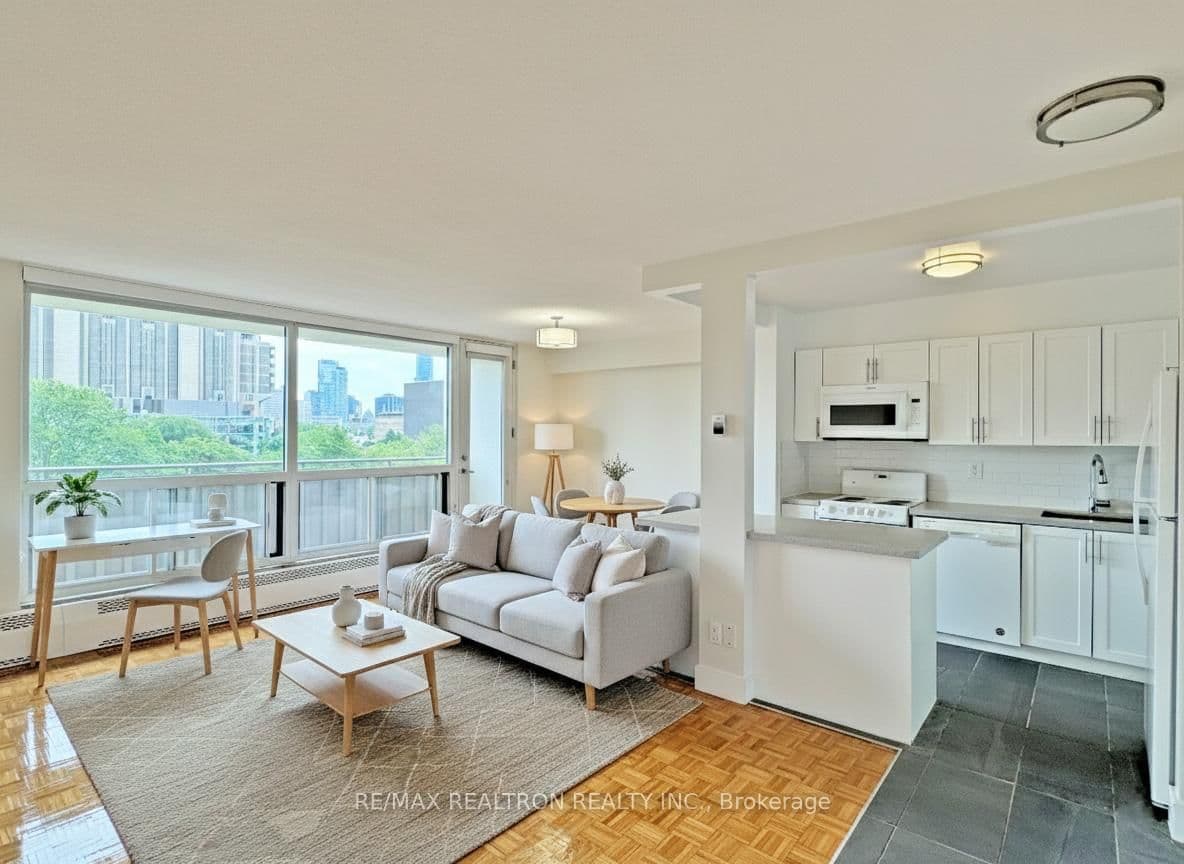 #903 - 666 Spadina Avenue