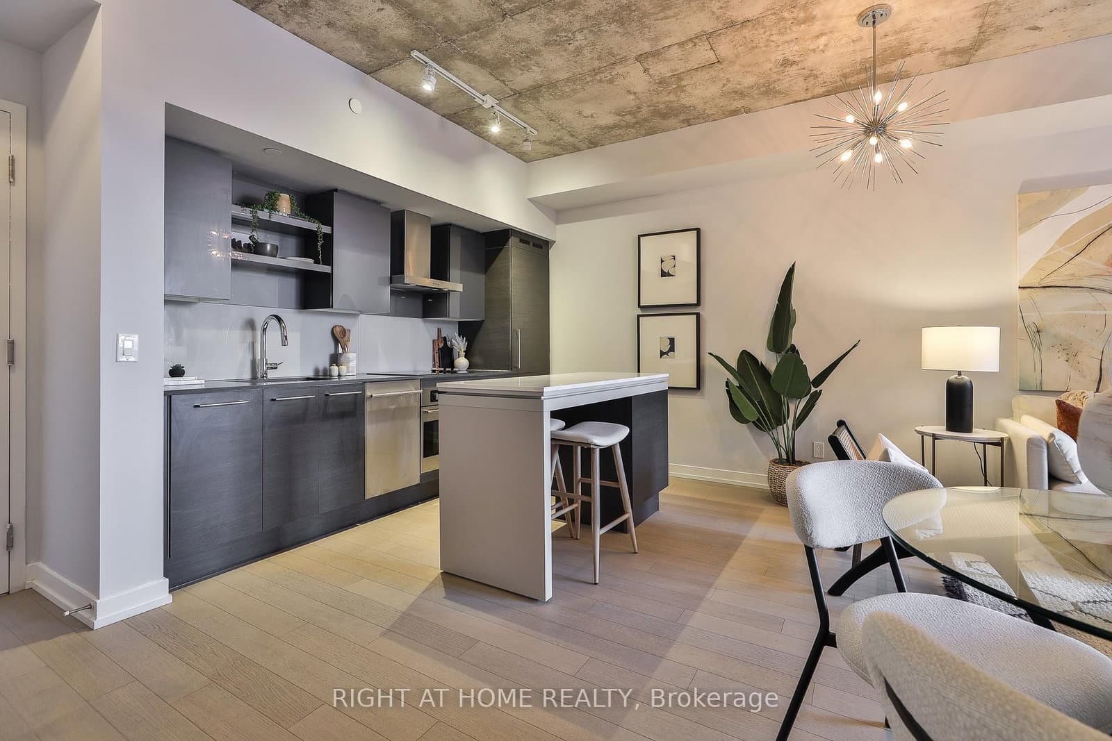 #909 - 1030 King Street W