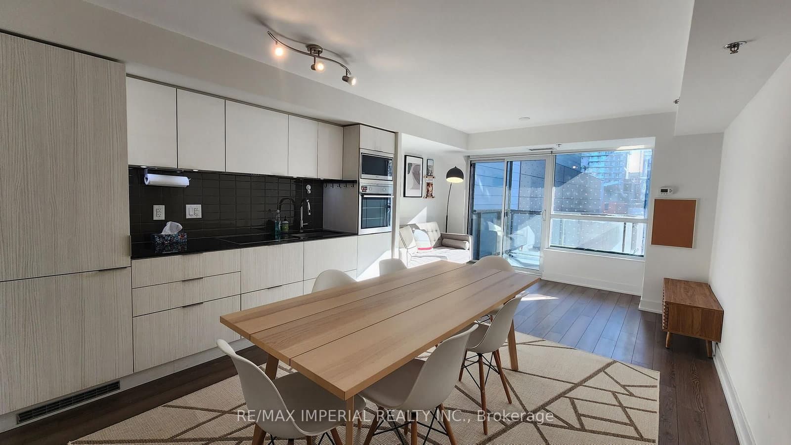 #515 - 318 Richmond Street W