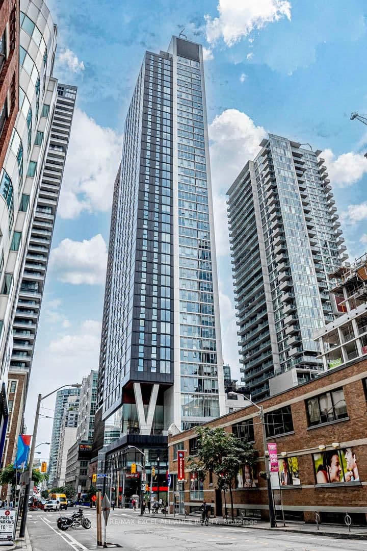 357 King Street W, Unit 809