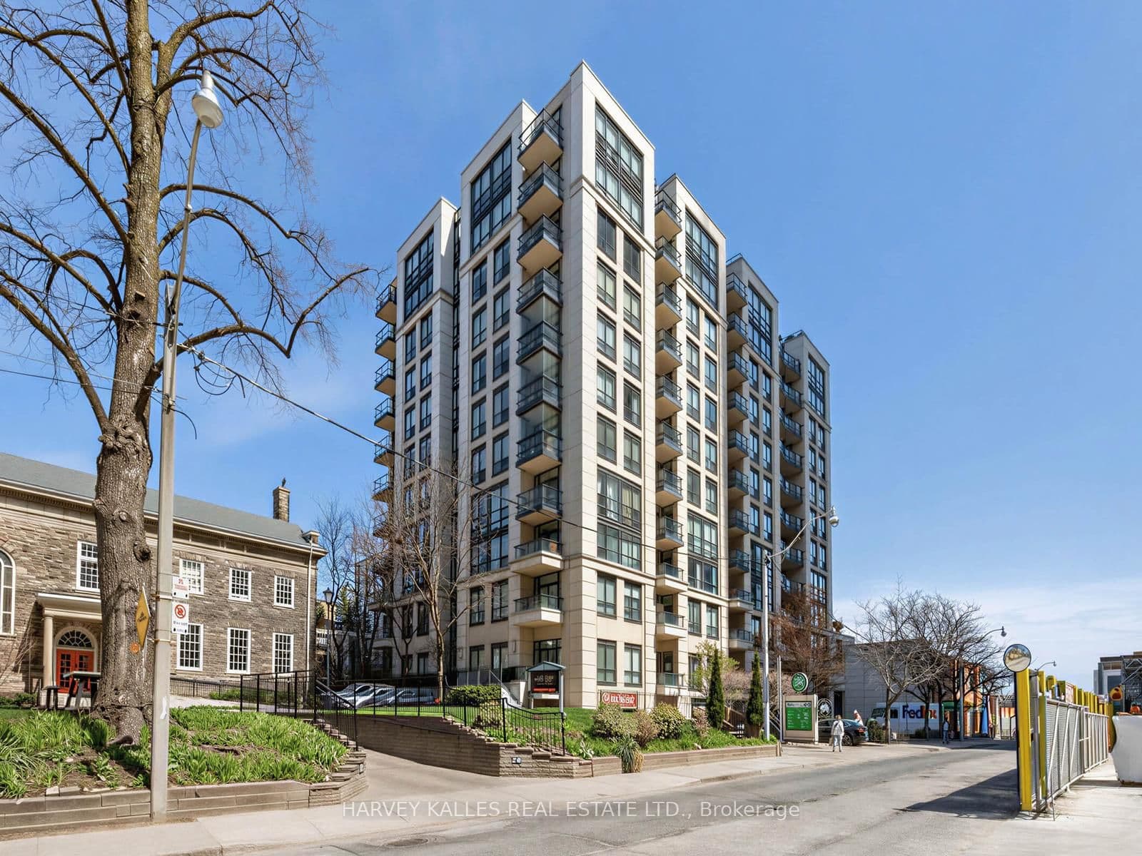 #422 - 10 Delisle Avenue