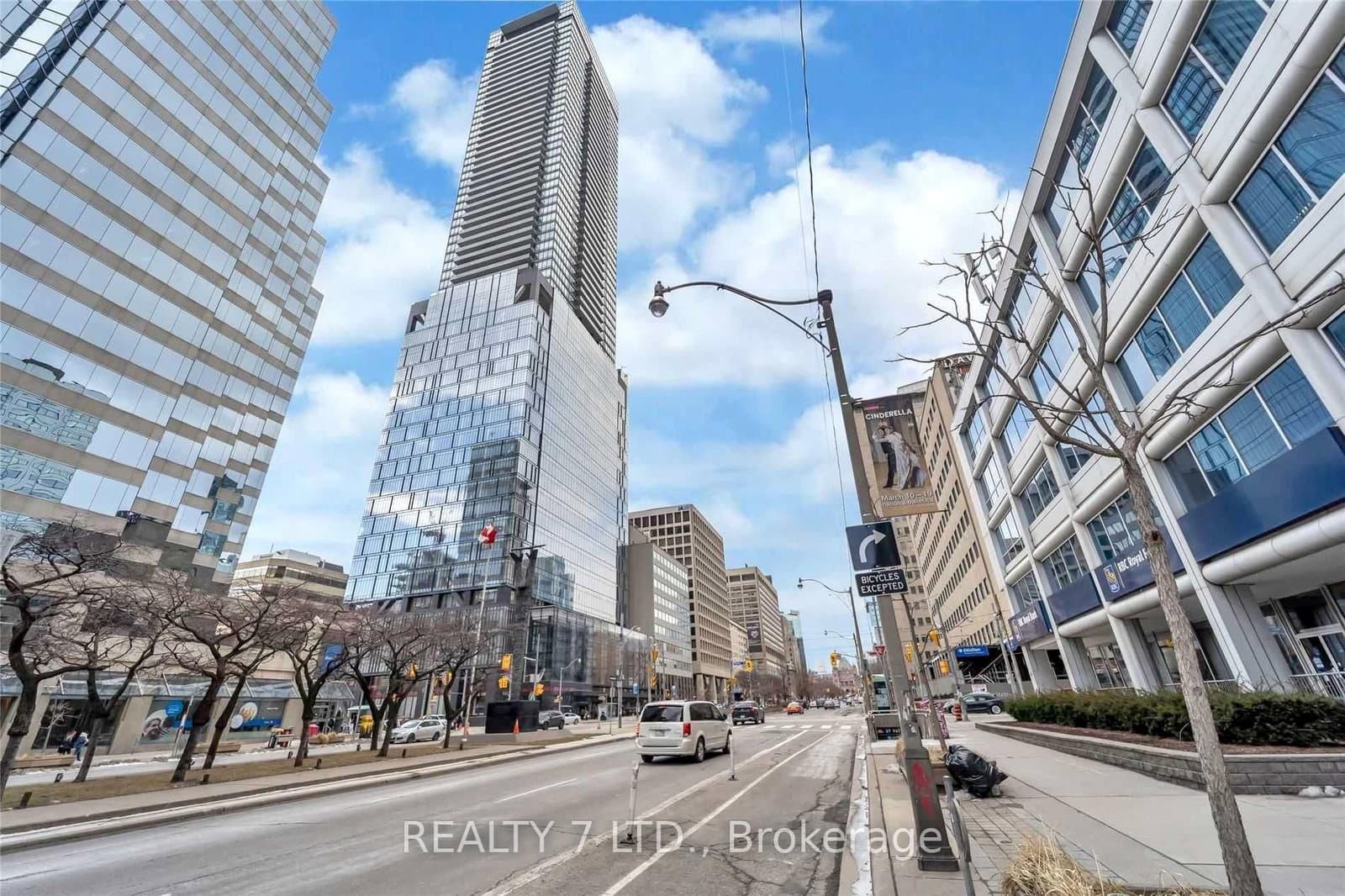 488 University Avenue, Unit 3902