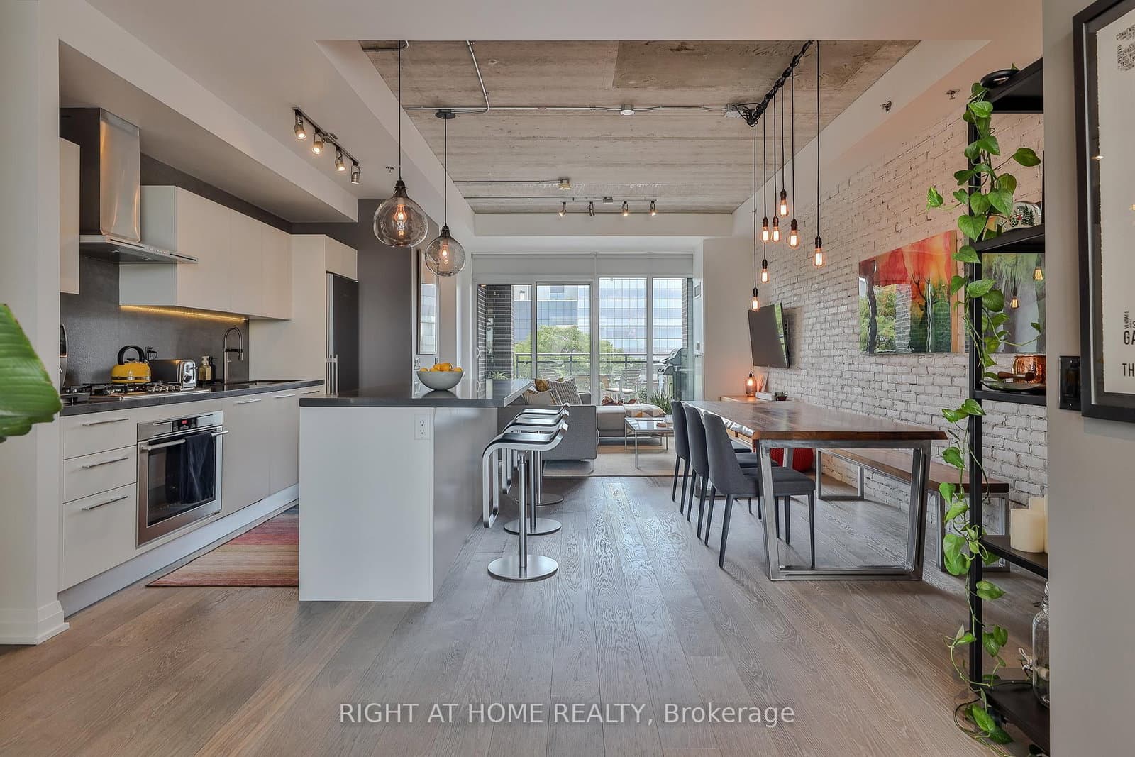 #405 - 41 Ossington Avenue