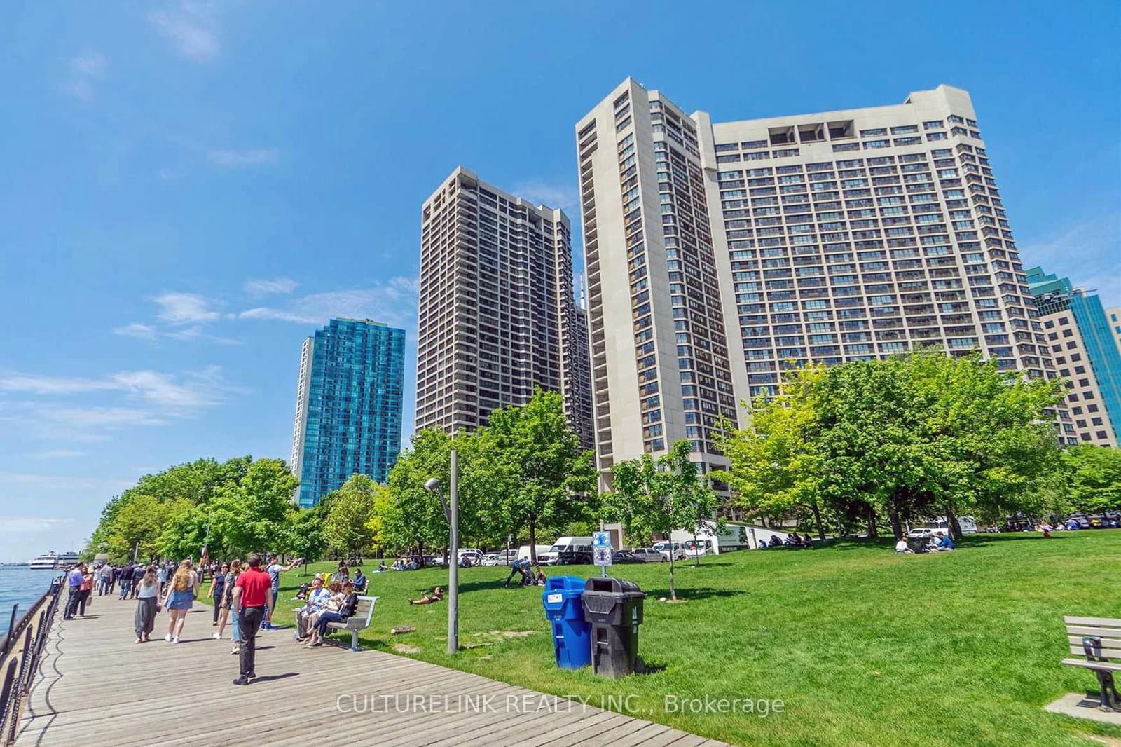 #1019 - 33 Harbour Square