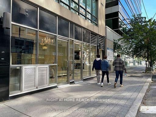 #101 - 263 Wellington Street W