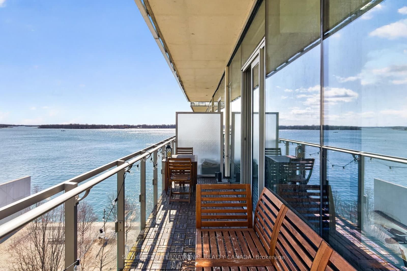 #816 - 39 Queens Quay E